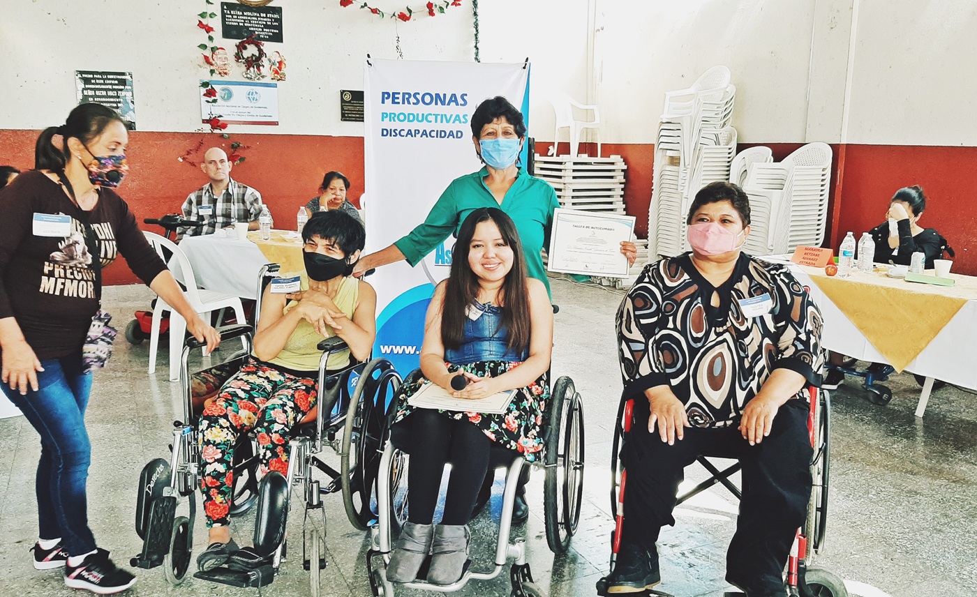 En sus sillas de ruedas, las 3 líderes de las organizaciones de personas con discapacidad física, clausuran el evento. 