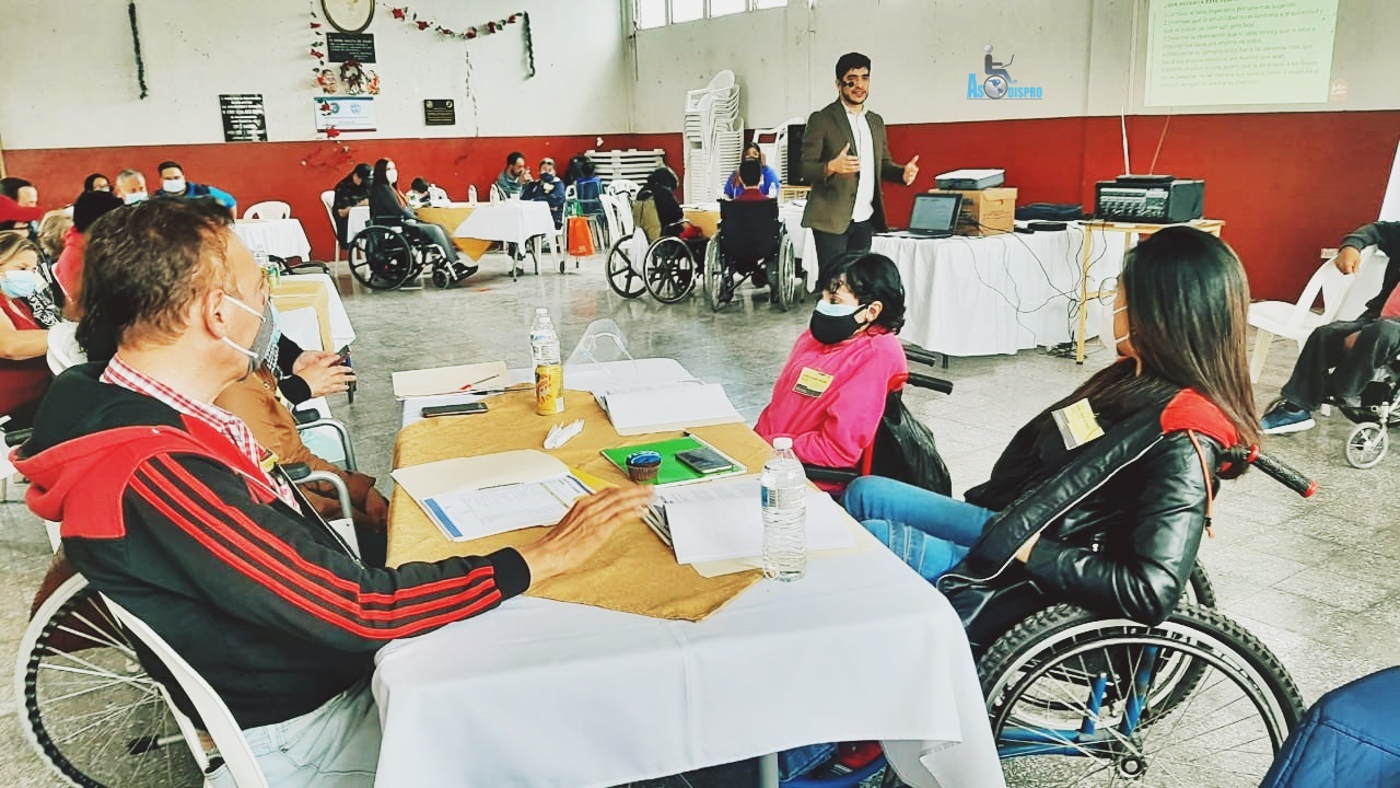El Lic. Julio Alejandro López se dirige a un auditorio de personas con discapacidad física