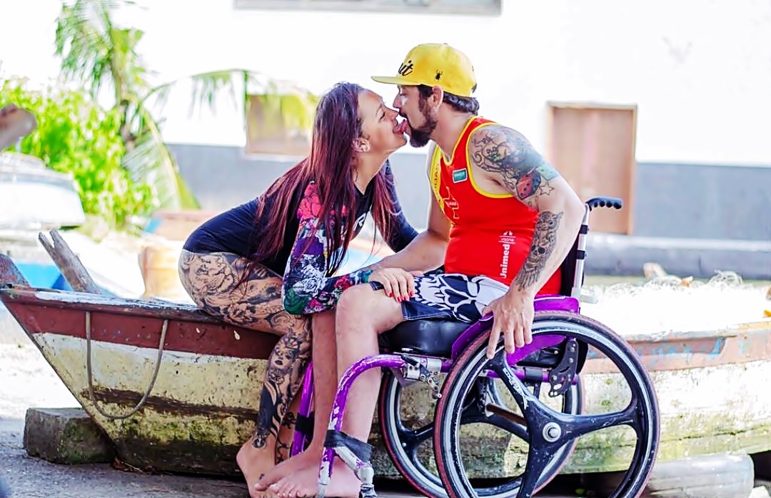Sentada en una lancha, Danielle besa a Felype, él está en su silla de ruedas. Se ve que lo primero que hace contacto son sus lenguas.