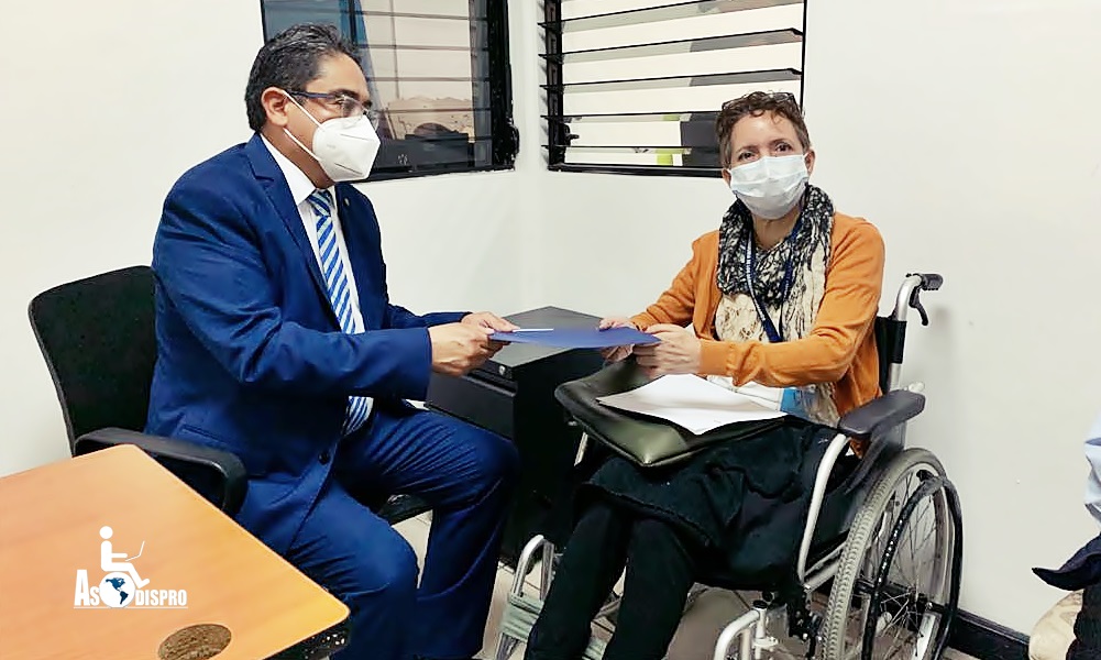 El procurador de los Derechos Humanos de Guatemala Augusto Jordán Rodas Andrade, recibe de manos de Maribel Palencia de Asodispro, el informe sobre los ODS de las organizaciones de personas con discapacidad.