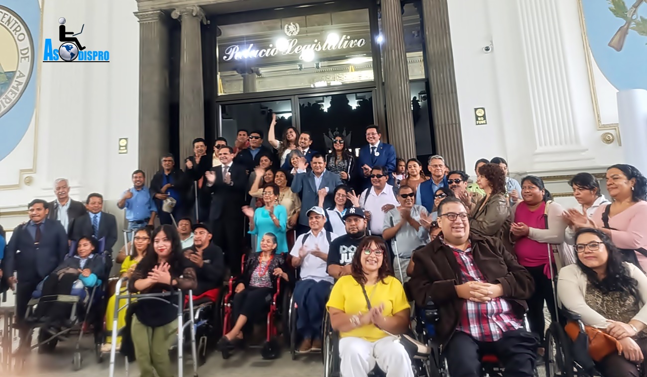 Representantes de organizaciones de personas con discapacidad de Guatemala junto a diputados del Congreso. 
