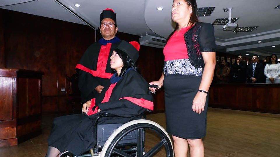 Pahola se graduó de abogada y notaría, refrendano los derechos de las mujeres coin discapacidad .