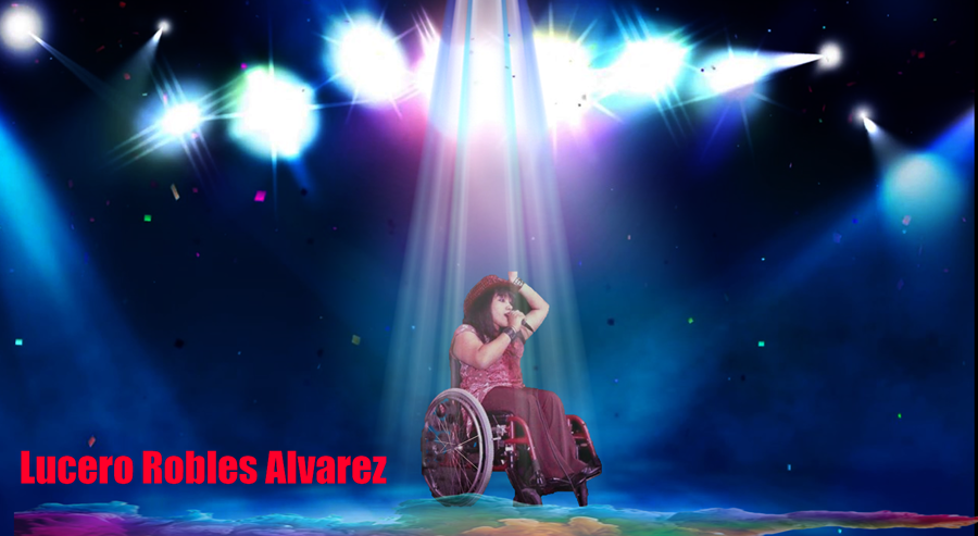 En un escenario y bajo los reflectores, Lucero Robles canta vestida con sombrero y un traje color lila.