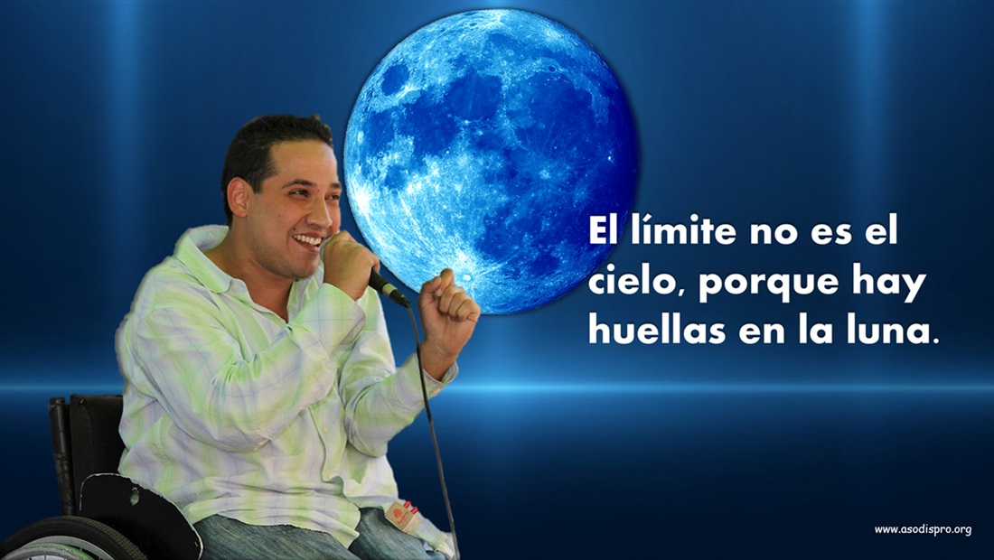 En una composición fotográfica, Juanjo canta micrófono en mano, atrás una luna llena gigante y un pensamiento que dice: El límite no es el cielo, porque hay huellas en la luna.
