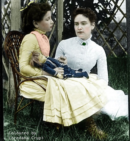 En una fotografía coloreada con tecnología actual, se ve a Helen como de 9 años está sentada en una silla, en un jardín, teniendo una muñeca entre sus piernas, esto mientras Anne (cómo de 25 años) está a su lado sentada en la grama.