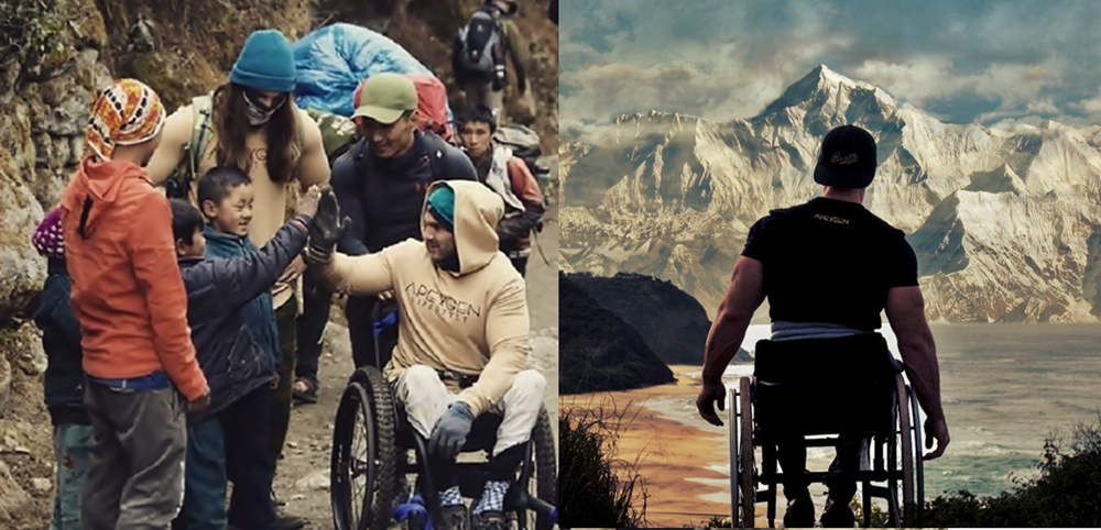 Dos fotografías, en la de la izquierda se observa a Scott con sudadero de capucha en su silla de ruedas saludando a varios niños durante el ascenso, en la de la derecha, de espaldas, se le ve frente al Everest nevado.
