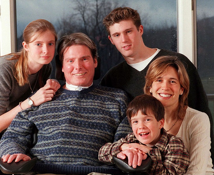 Chris, ya en silla de ruedas, posa junto a Dana, a sus dos primeros hijos ya adolescentes y a su hijo más pequeño como de 6 años.