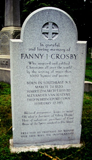 Lapida de Fanny, al parecer de mármol rodeada por grama.