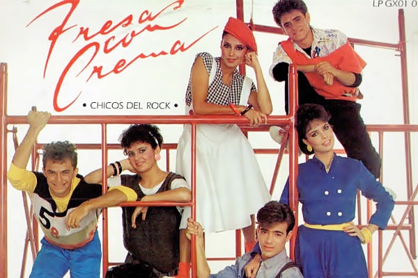 Portada de uno de los discos del grupo juvenil de los ochentas Fresas con Crema, 6 integrantes, 2 hombres y 4 mujeres, vestidos a la usanza de la época.