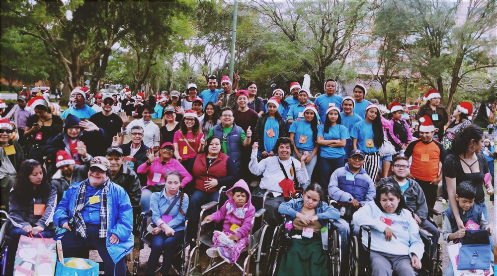 Personas con discapacidad y voluntarios de ONG Felix