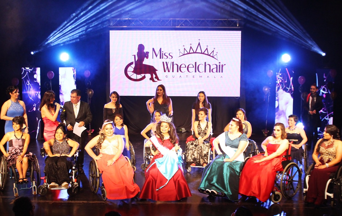 En su traje de noche, las 11 finalistas posan junto a la electa Miss Wheelchair Guatemala, en el escenario del Centro Cultural Miguel Ángel Asturias.