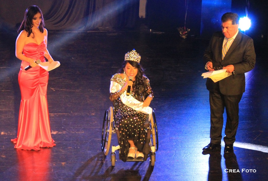 En su traje de noche, las 11 finalistas posan junto a la electa Miss Wheelchair Guatemala, en el escenario del Centro Cultural Miguel Ángel Asturias.