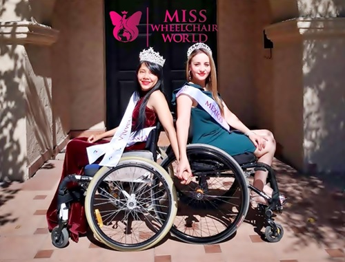 De espaldas, tomadas de las manos y en sus sillas de ruedas, Pahola Solano Miss Wheelchair Guatemala posa junto a Karen Rocha Miss Wheeelchair México.