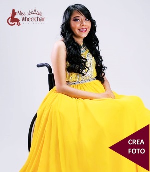 Con un vestido amarillo de gala, Pahola sonríe a cámara en su silla de ruedas. 