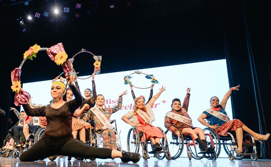 En el escenario coreógrafas sin discapacidad desarrollan una actuación junto a las candidatas de Miss Wheelchair Guatemala 2023.