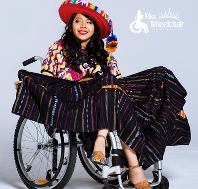 Con un traje típico de Guatemala, Pahola Solano posa durante Miss Wheelchair World