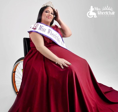 Con un vestido de gala liso color vino tinto, con su corona y banda, posa Claudia Yanira Tzin Cordón.