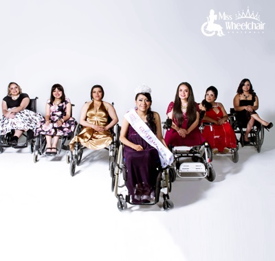 Segundo grupo de 6 candidatas a Miss Wheelchair Guatemala, posan en traje de gala junto a Pahola Solano.