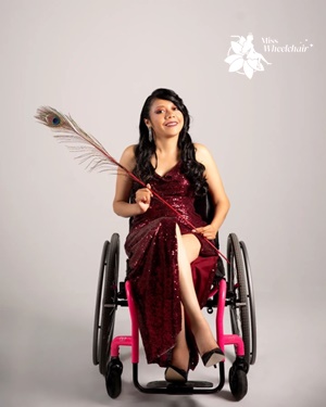 Con un traje típico de Guatemala, Pahola Solano posa durante Miss Wheelchair World