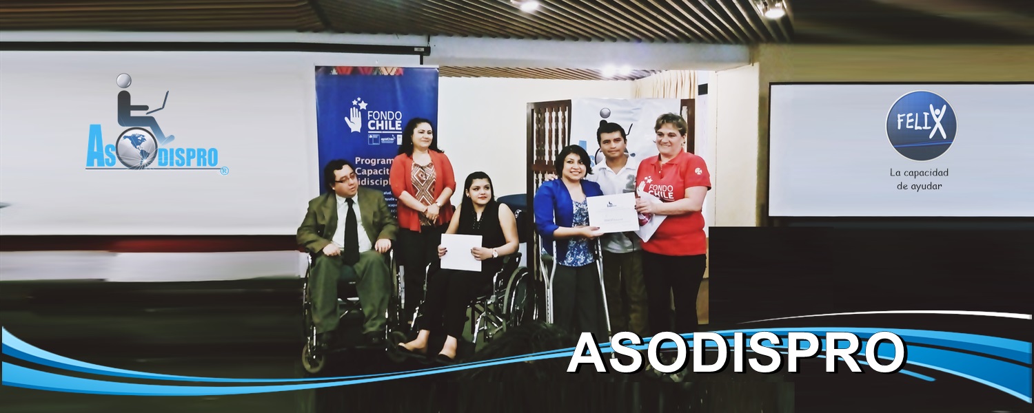 Directivos de Inclusión Laboral Asodispro Guatemala posa delante de cámaras durante una capacitación laboral.