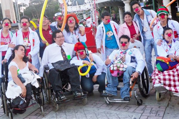 Junto a voluntarios con y sin discapacidad, vestidos de Fábrica de Sonrisas, Byron Pernilla posa al término de un Paseo Navideño Asodispro
