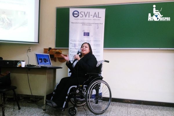 Lissette Velis de Asodispro se dirige al público en una capacitación sobre Inclusión Laboral.