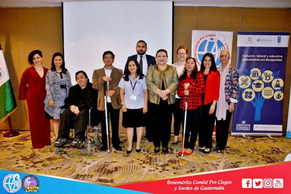 Personal de varias entidades de persona con discapacidad, posan luego de un evento de la ONU sobre inclusión laboral desde la perspectiva de derechos humanos.