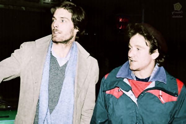 Christopher y Robin, están abrigados con ropas de invierno, parecieran de unos 30 años.  