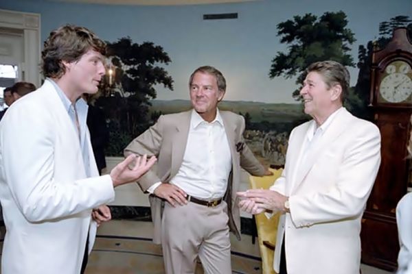 Christopher se entrevista con el presidente de Estados Unidos Ronald Reagan, abogando por las personas con discapacidad, ambos lucen trajes blancos.