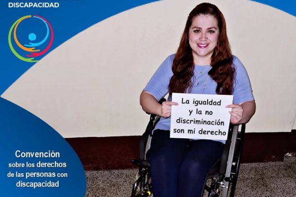 En un trabajo gráfico, se lee 3 de diciembre Día Internacional de las Personas con discapacidad. La convención Internacional sobre Derechos de las Personas con discapacidad artículo 5 Igualdad y no discriminación. Hashtag Tengo Derechos. Lucrecia Fernández, sonriendo ve a cámara en su silla de ruedas, mientras sostiene un cartel en el que se lee 
