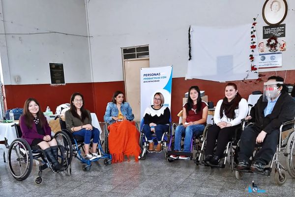 6 integrantes de Miss Wheelchair Guatemala junto a Byron Pernilla director de Asodispro