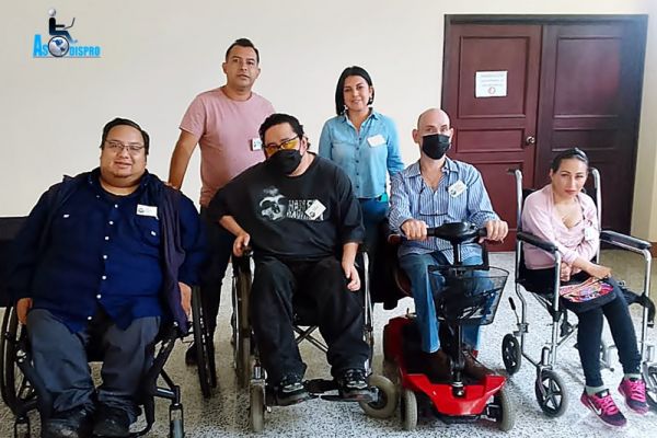 Parte del equipo de Asodispro de personas con discapacidad en su silla de ruedas y 2 voluntarios institucionales.