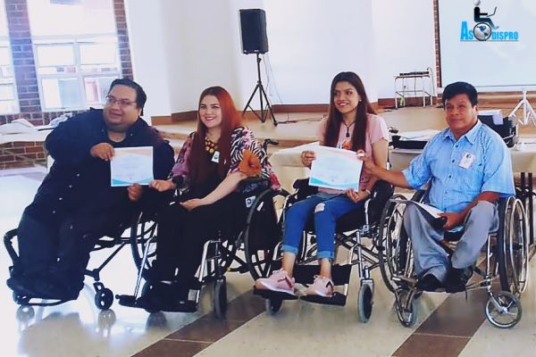 Participantes y gestores del taller, todas personas con discapacidad, posan con sus diplomas de participación.
