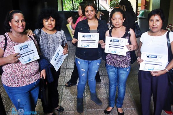 5 Maestras posan junto a sus diplomas tras un evento de Esvi-Al en Universidad Galileo