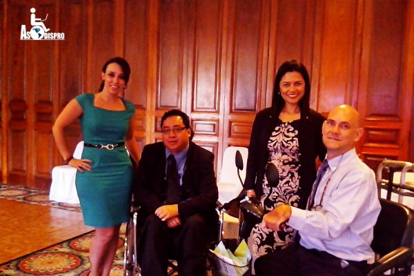 Los 4 vestidos de gala, posan durante la inauguración del Proyecto Somos Chile Guatemala