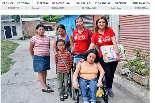 Portada del diario con Gaby 3 familiares y 2 delegadas chilenas que posan en una calle 