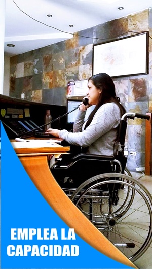 Yojana Chávez de ASODISPRO, en su silla de ruedas trabaja en una recepción. 