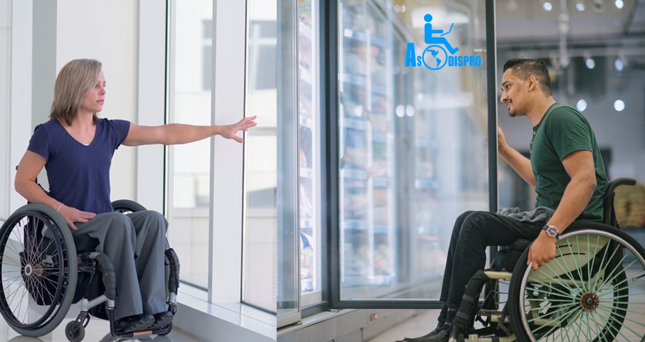 Una chica y un chico en silla de ruedas abren una puerta en un establecimiento comercial.