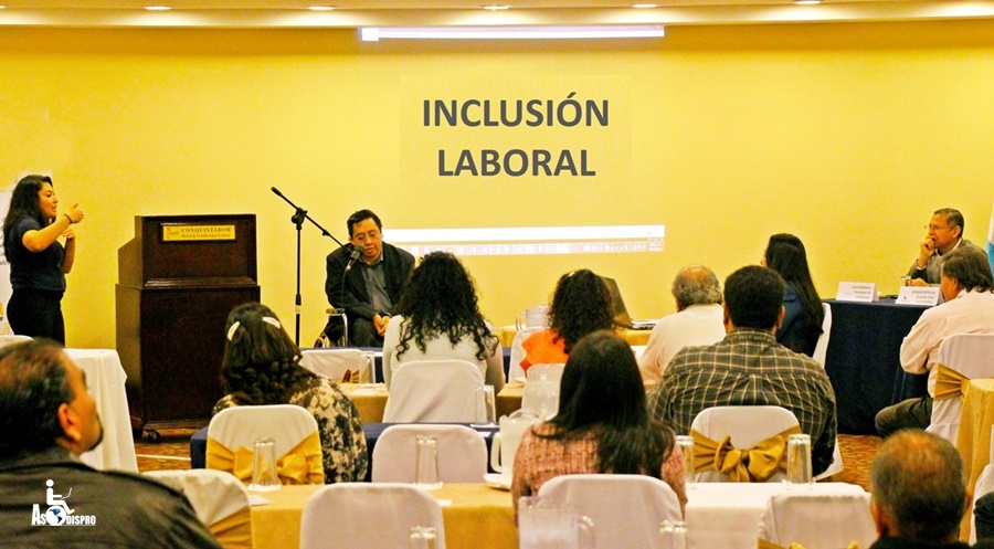 En un auditorio Byron Pernilla ofrece una capacitación sobre inclusión laboral 
