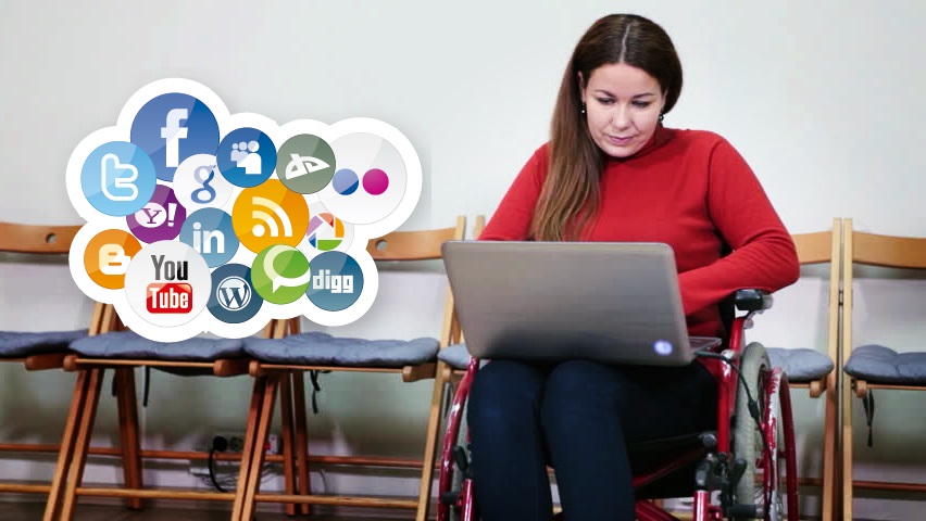 Una mujer en silla de ruedas escribe en una computadora portátil que tiene sobre sus piernas. Montados en la fotografía, se ven los iconos de las redes sociales. 