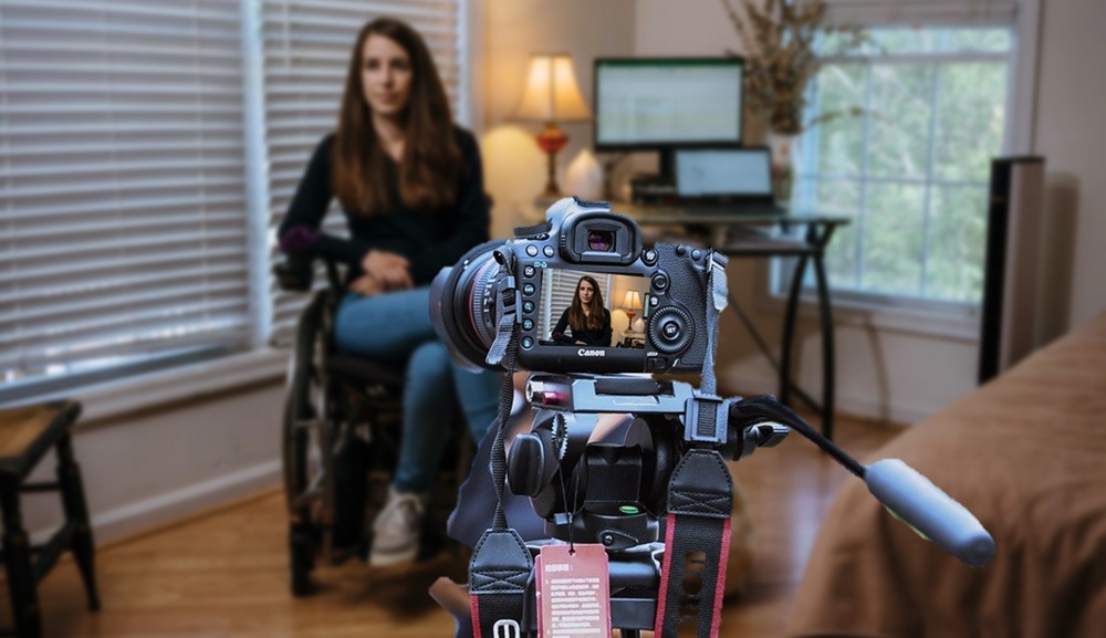 Frente a una cámara, una chica con discapacidad graba su vídeo currículo
