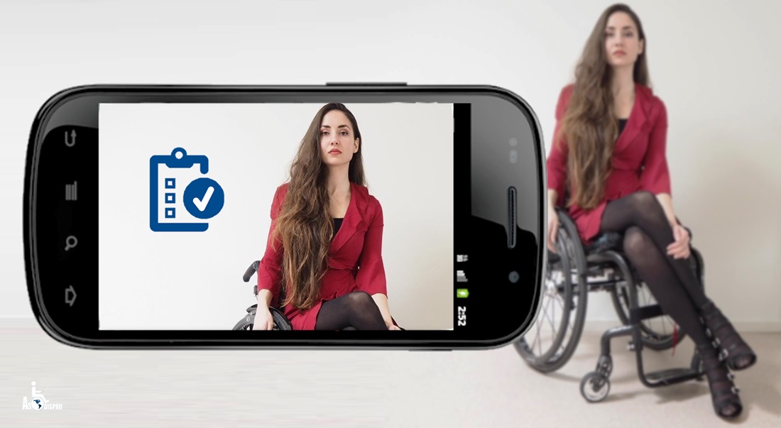 Una mujer joven y elegante, con discapacidad, en silla de ruedas se ve frente a un celular